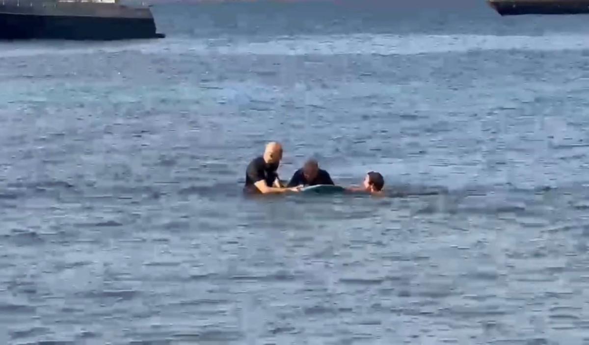 Un policía local de Ibiza rescata a un hombre atrapado en el mar mientras practicaba paddle surf