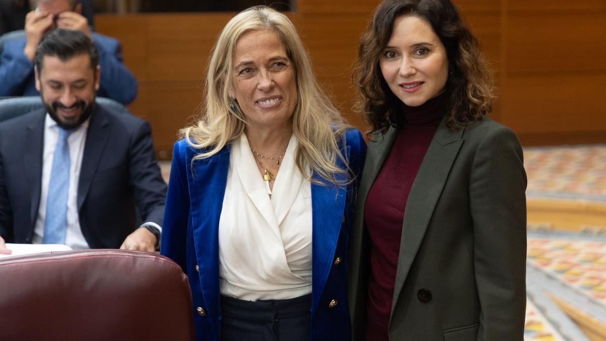 Isabel Díaz Ayuso junto a la consejera de Economía, Hacienda y Empleo, Rocío Albert.