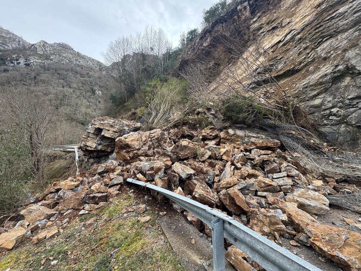 El argayo que corta desde el domingo la carretera de Viegu, en Ponga.