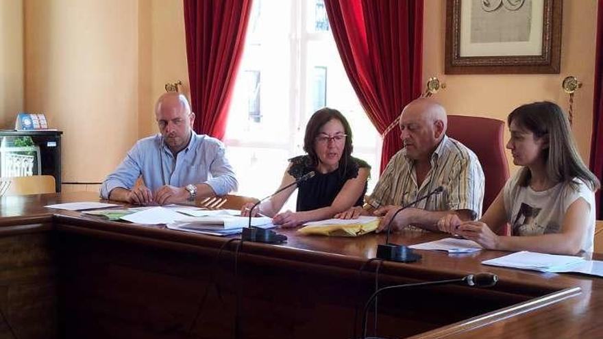 La reunión de ayer de la mesa de contratación en Bueu. //Fdv