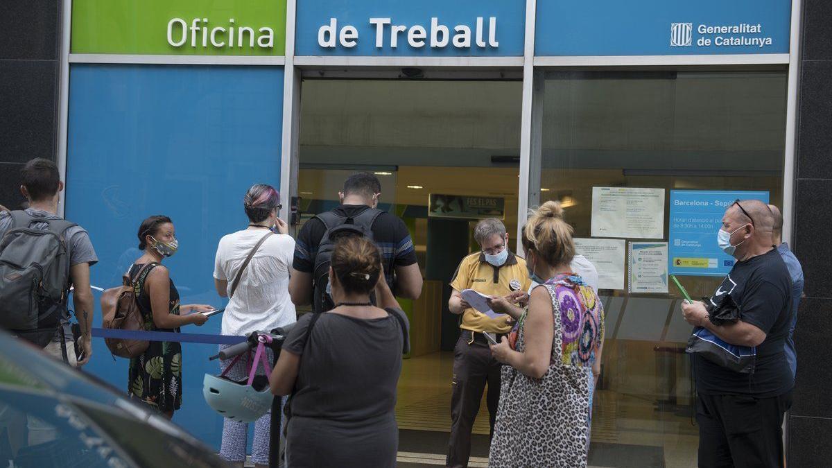 Personas a las puertas de las oficinas públicas de empleo para tramitar sus prestaciones o realizar consultas.