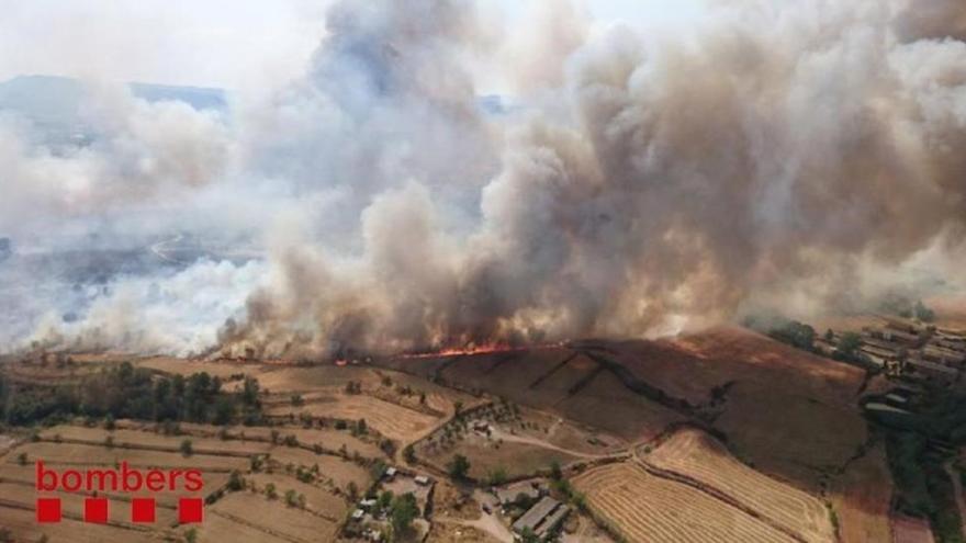 Desalojada una urbanización y un cámping por un incendio en Bages (Barcelona)