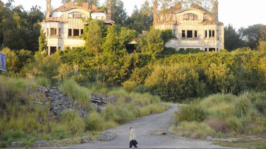 Vista de las casas Bailly, próximas a la carretera Nacional-VI, en O Seixal.