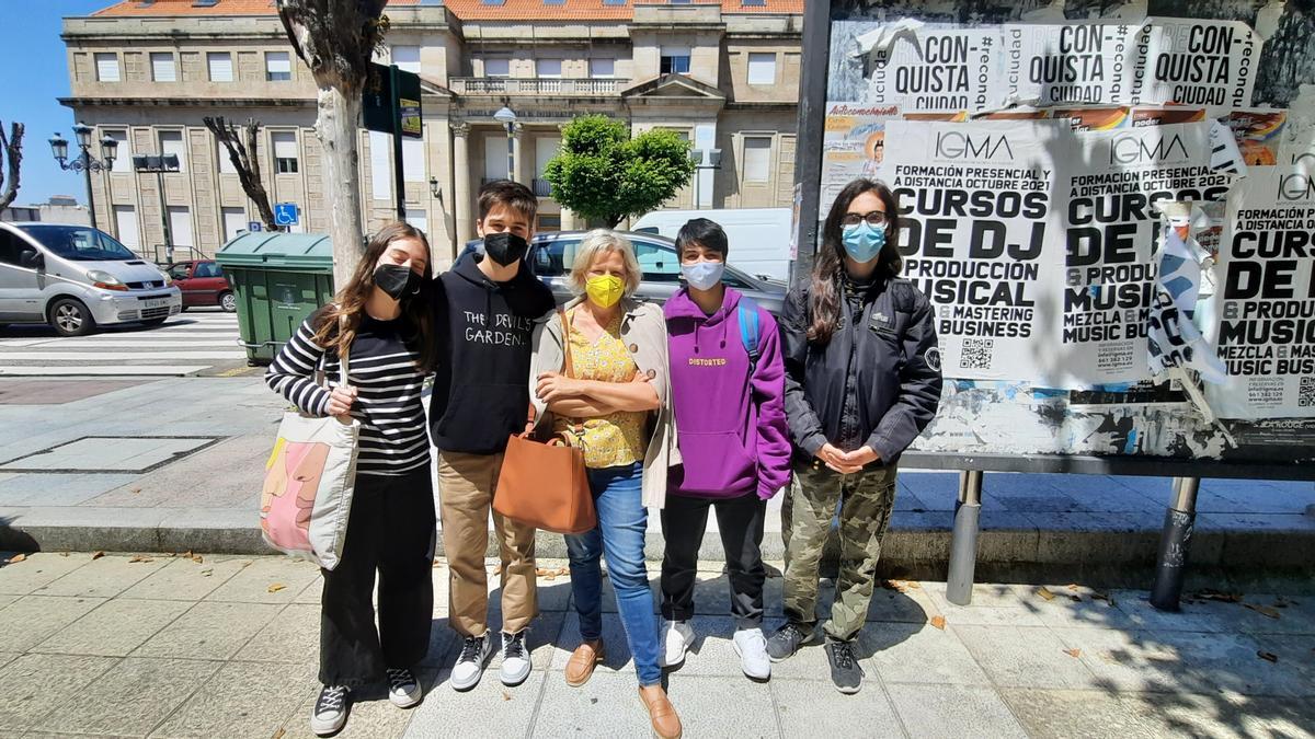 Alumnos de Carmelitas y su profesora.