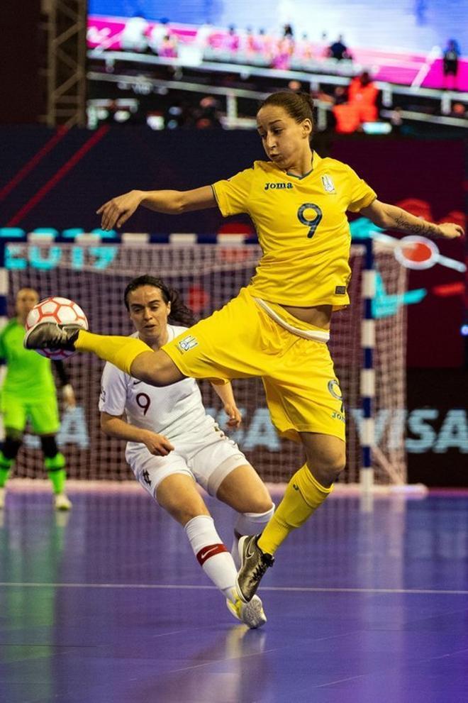 Kseniia Hrytsenko (D) de Ucrania en acción contra Portugal durante la semifinal del Campeonato de Europa Femenino de la UEFA disputado en el Pabellon de Gondomar, Portugal,