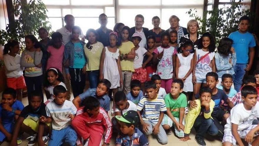 Foto de familia de Caballero y Abelairas con los niños saharauis.