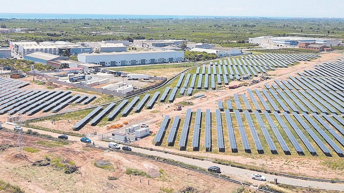 Panorámica del parque solar de 5,6 MW de potencia que se puso en funcionamiento hace poco menos de un mes en Burriana y que en breve se ampliará