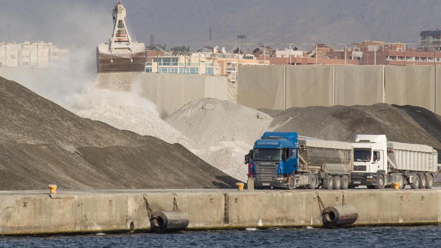 Pavón ordena la paralización del movimiento de graneles en el Puerto de Alicante