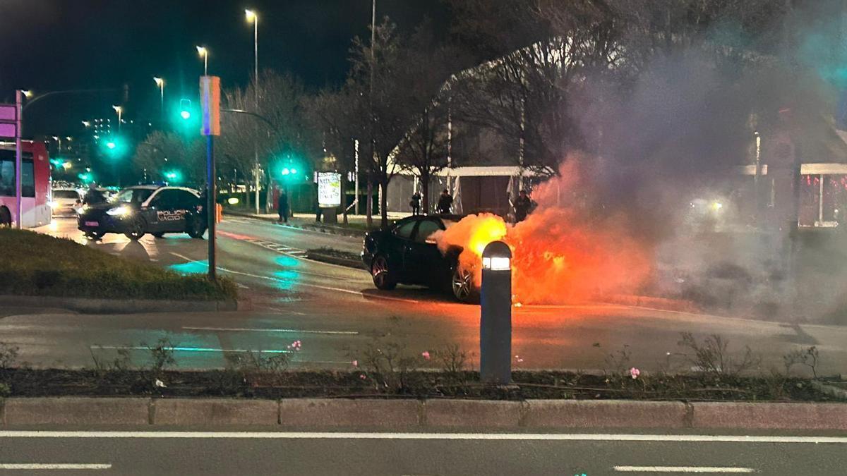 Vídeo: Alarma en Gijón por un coche ardiendo en la plaza del Humedal