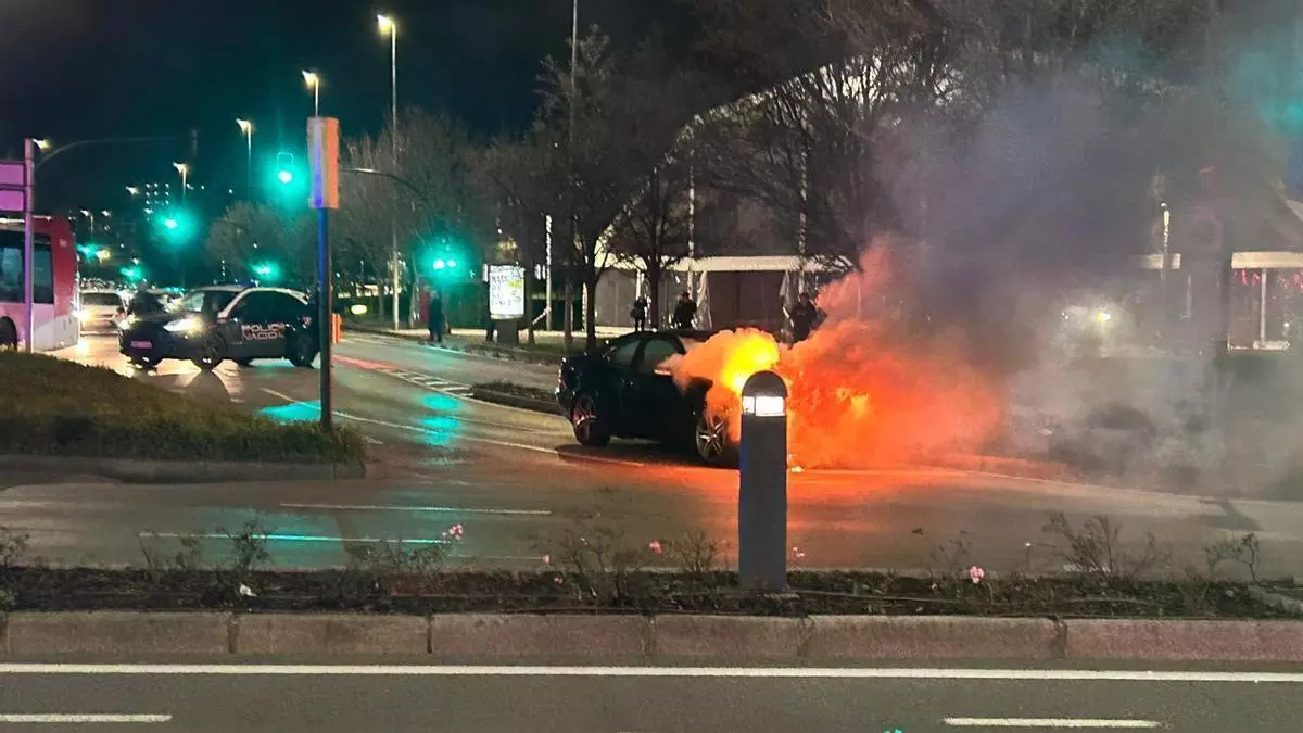 Habla el conductor del coche que comenzó a arder en pleno centro de Gijón: "Sentí una explosión"