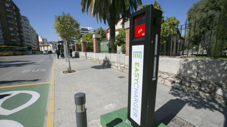 Punto de carga eléctrica junto a la estación de Renfe de Gandia. | LEVANTE-EMV