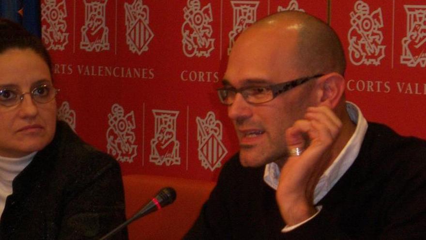 Romeva, con Oltra en las Corts.