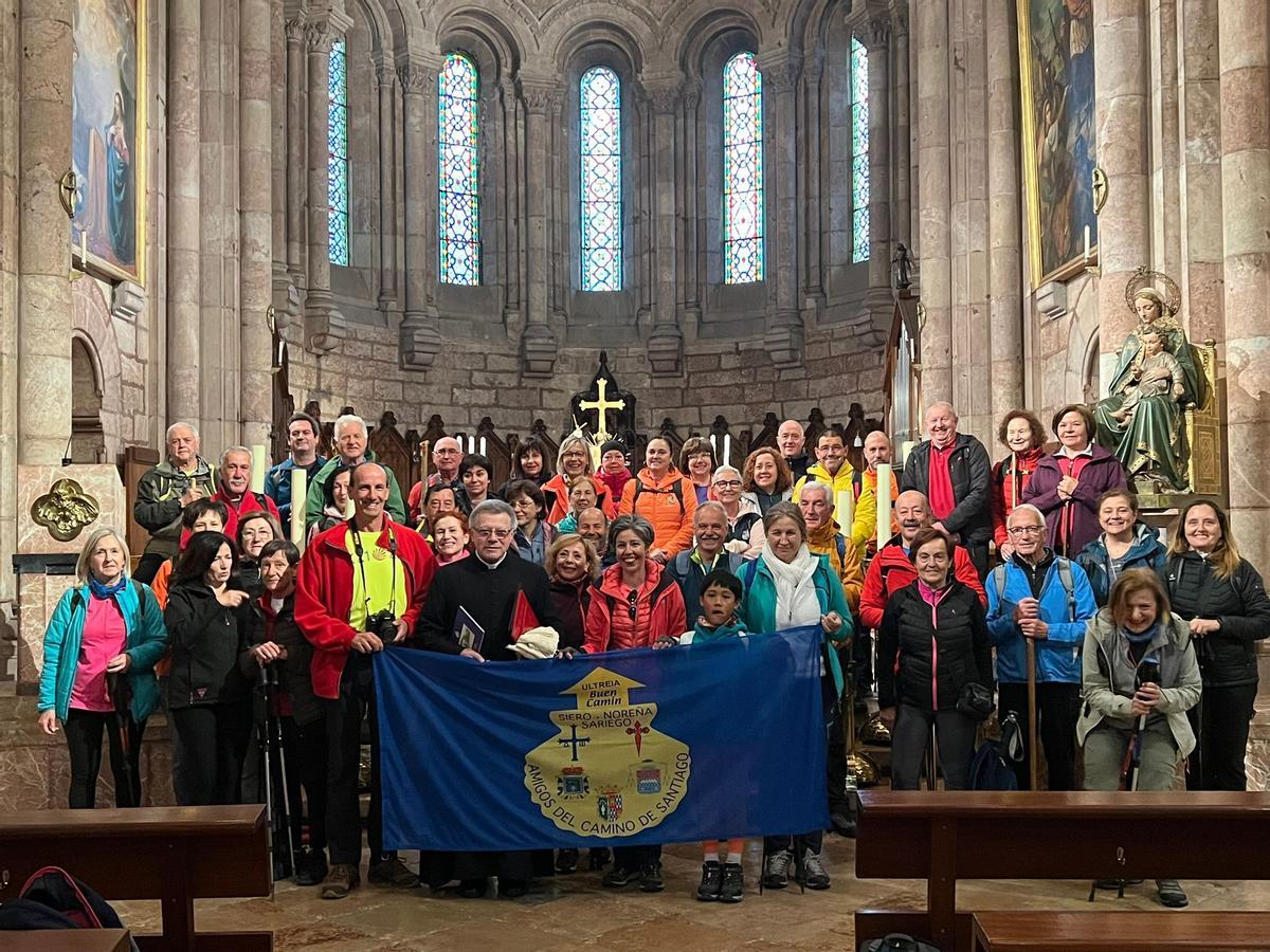 Los integrantes del colectivo, con Mariño, en la basílica de Covadonga.