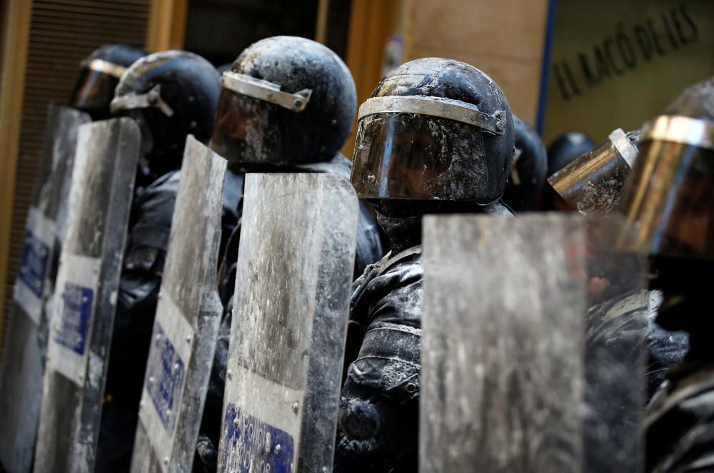 Nous aldarulls entre manifestants i policies a Gràcia