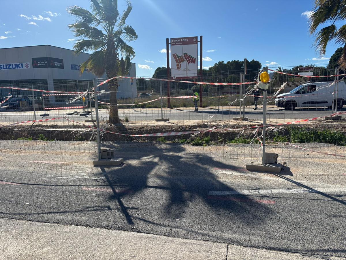 Otra imagen de la zanja a la entrada del polígono Finca Lacy.
