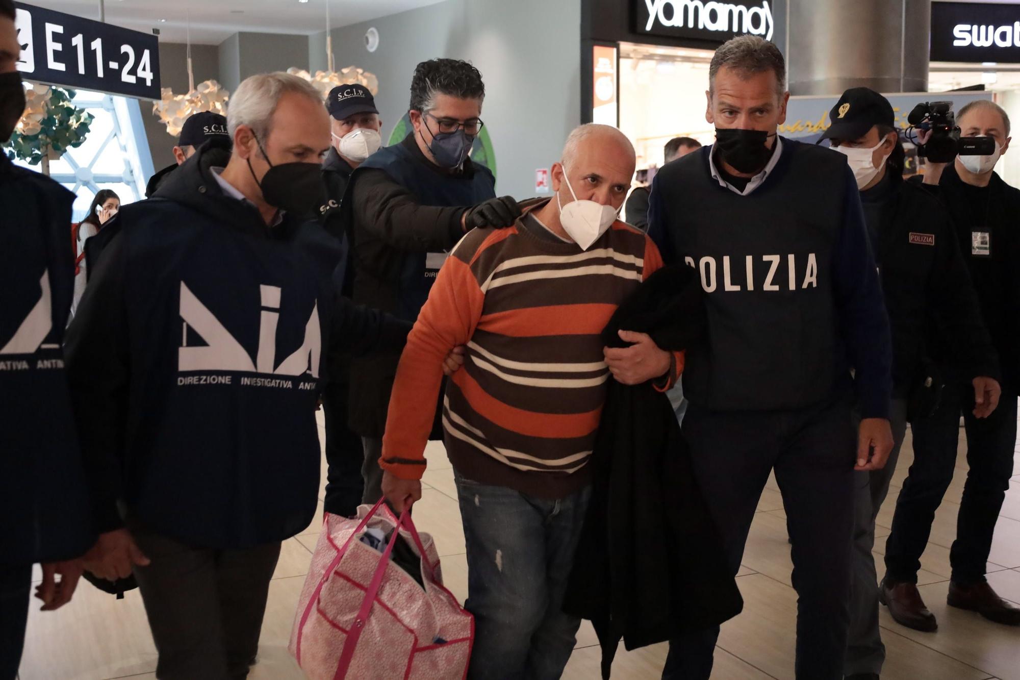 El jefe mafioso Gioacchino Gammino, uno de los fugitivos más peligrosos de Italia, a su llegada a Roma en febrero de 2022, después de que un tribunal español autorizara su extradición.