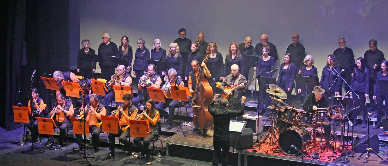 Santi Arisa acompanyat pel grup Lakatans i la Cobla Contemporània, en un dels moments de l’actuació al teatre Kursaal