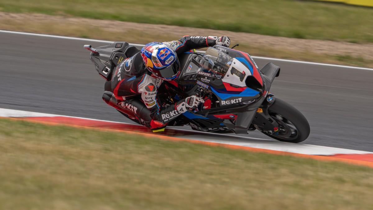 Toprak Razgatlioglu, durante una carrera