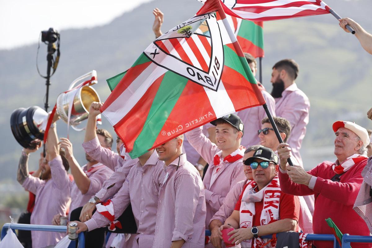 El Athletic celebra la Copa del Rey con una afición volcada con la gabarra. El Athletic celebra la Copa del Rey con una afición volcada con la gabarra.