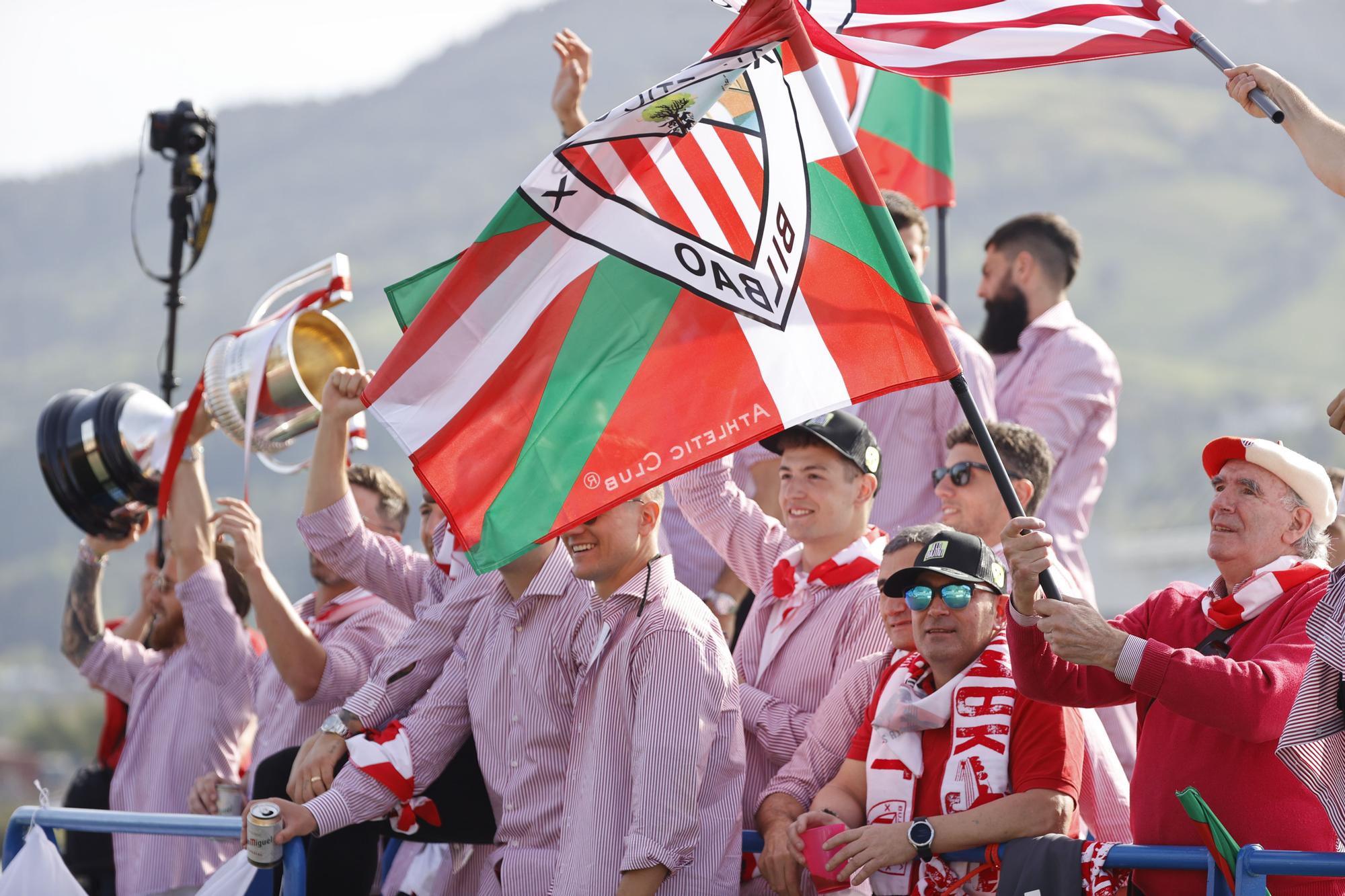 Bilbao y la Ría se abarrotan ansiosos de ver la gabarra