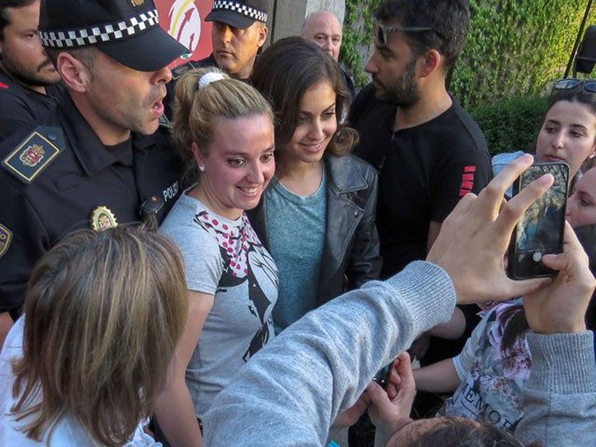 Hiba Abouk posa con sus fans en Granada