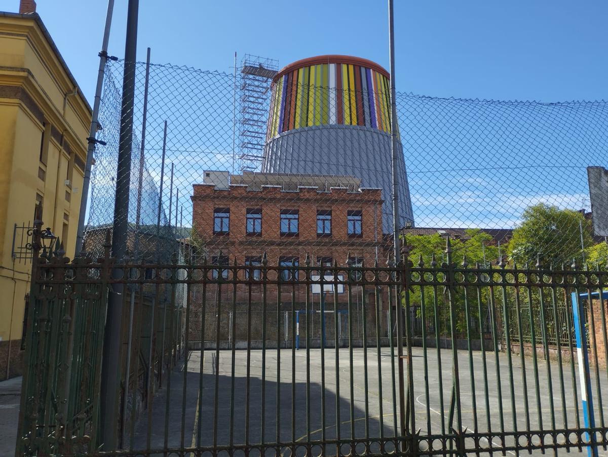 Vista del antiguo refrigerante desde el barrio Urquijo de La Felguera.