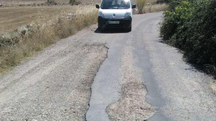 Socavones en el camino de La Tuda