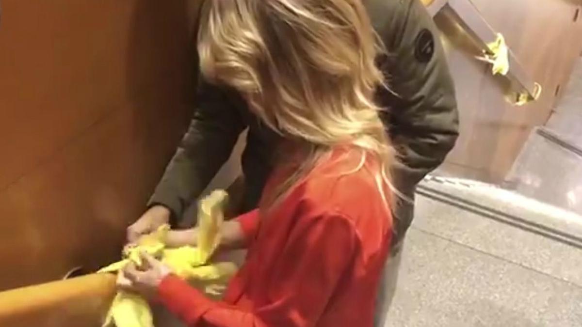 Vídeo de Cayetana Álvarez de Toledo retirando lazos amarillos antes del debate de TV-3, el 5 de noviembre del 2019
