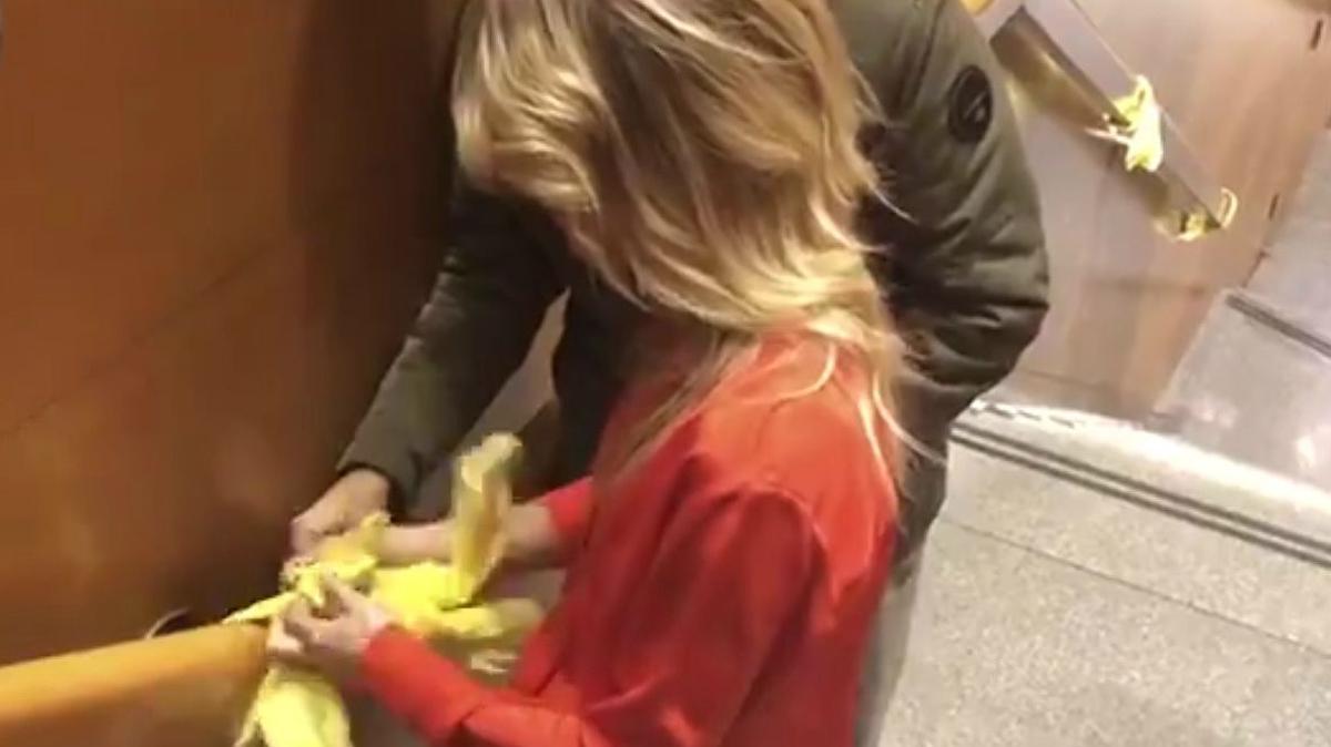 Vídeo de Cayetana Álvarez de Toledo retirando lazos amarillos antes del debate de TV-3, este martes.
