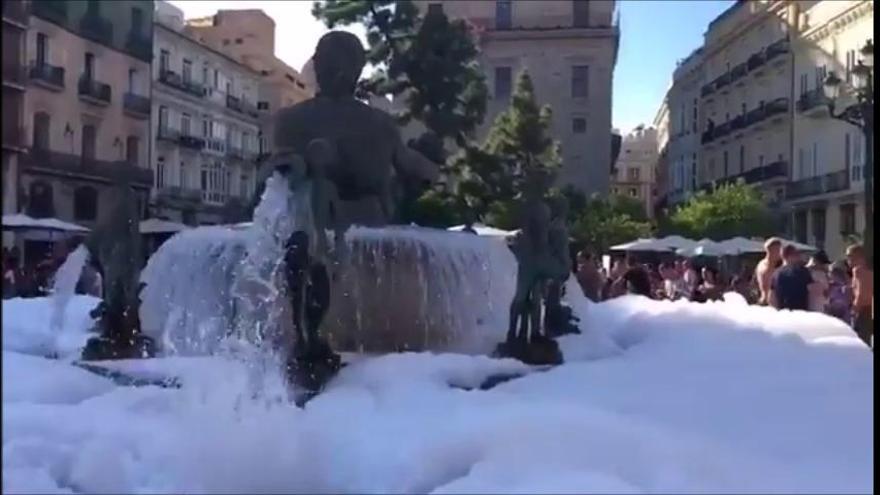 Así la lían los aficionados del Ajax en València