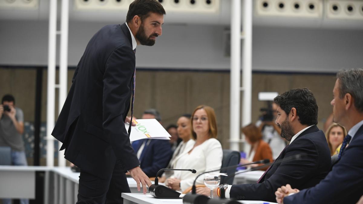 José Ángel Antelo, de pie, se dirige a López Mira en la Asamblea. José Ángel Antelo, de pie, se dirige a López Mira en la Asamblea.