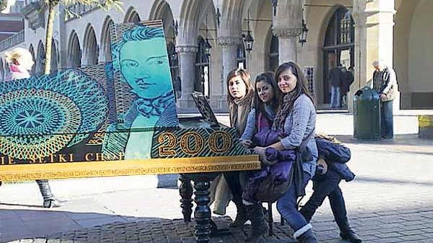 Paula Paz, Noemí Rouco y Raquel Paz, en un piano instalado en Cracovia en memoria de Chopin.  // C.G.