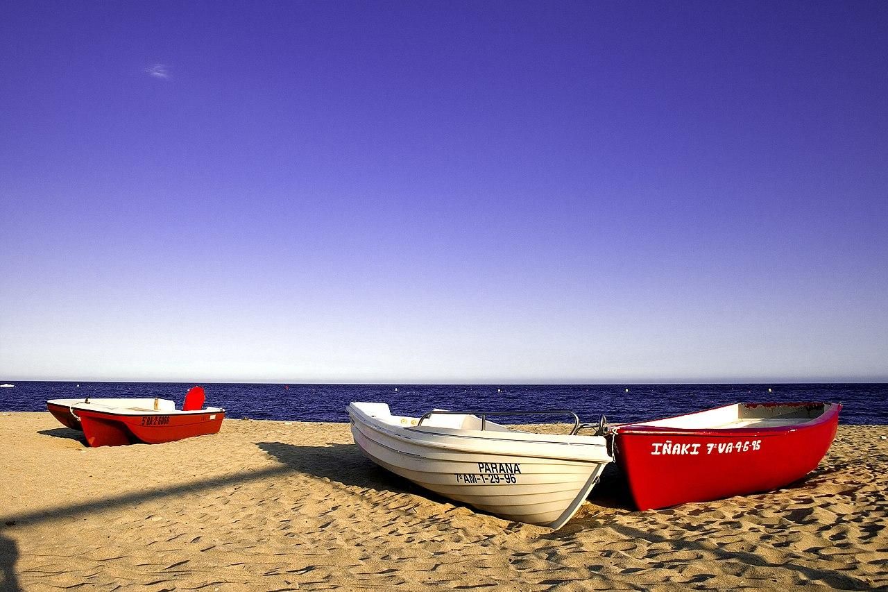 La playa de Agua Amarga con barcas varadas en la orilla