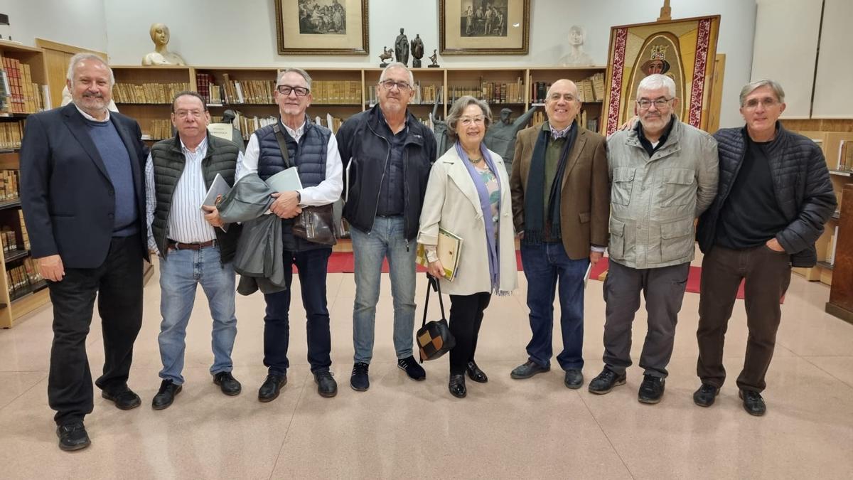 Alumnos del instituto Alfonso X de Murcia se reúnen en el centro medio siglo después de graduarse.