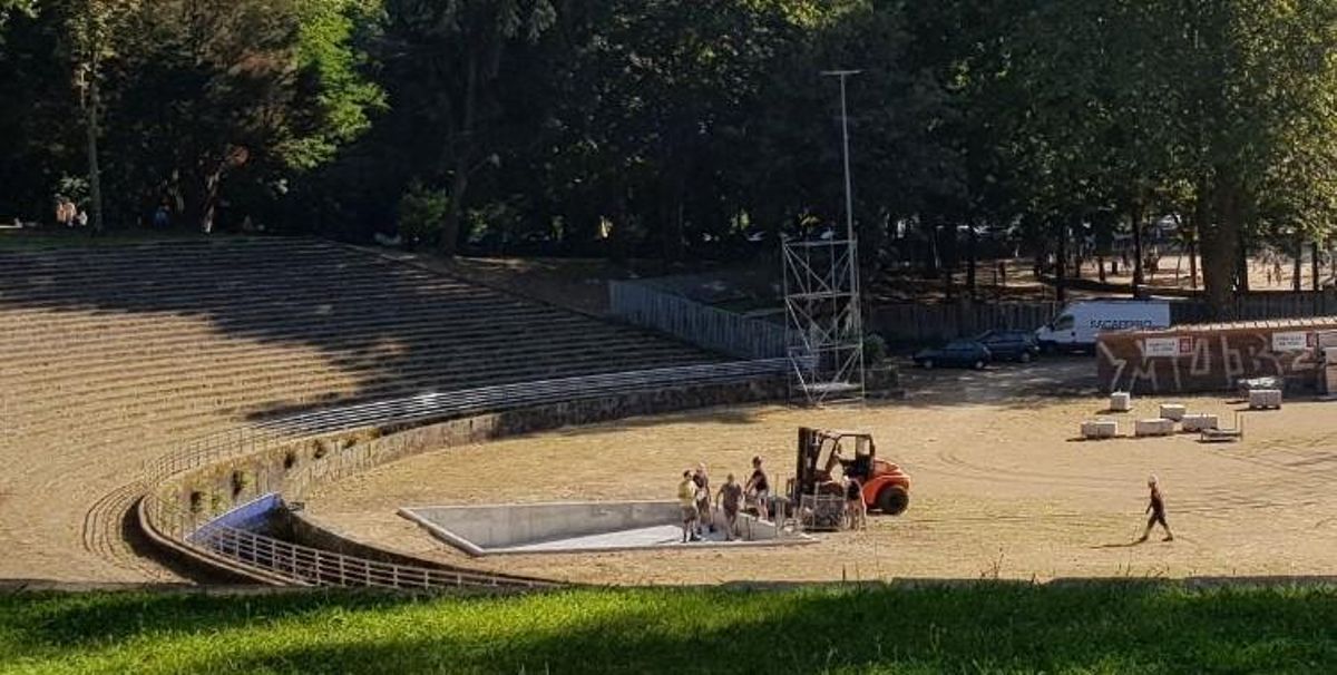 La obra para bajar la altura de la torre de sonido, ya a punto esta tarde.