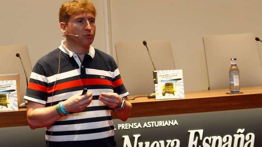 Marcos Álvarez Orozco, ayer, durante su conferencia en el Club Prensa Asturiana.