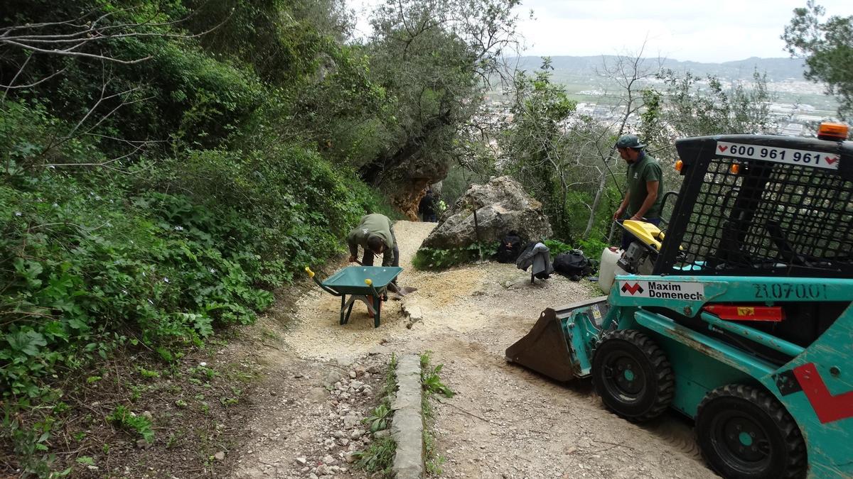 Trabajos de mantenimiento en el itinerario peatonal hacia el castillo de Xàtiva