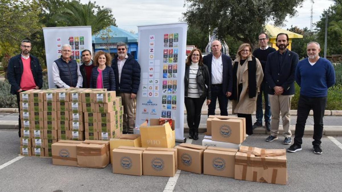 Representantes del Banco de Alimentos del Segura y de la UMU, en la entrega de 1.000 kilos de alimentos. | UMU