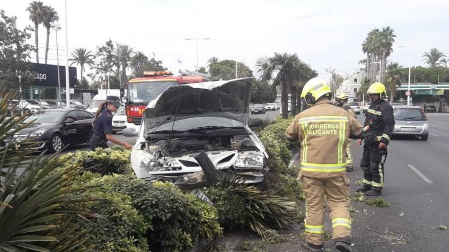 Aparatoso accidente en la avenida de Dénia de Alicante