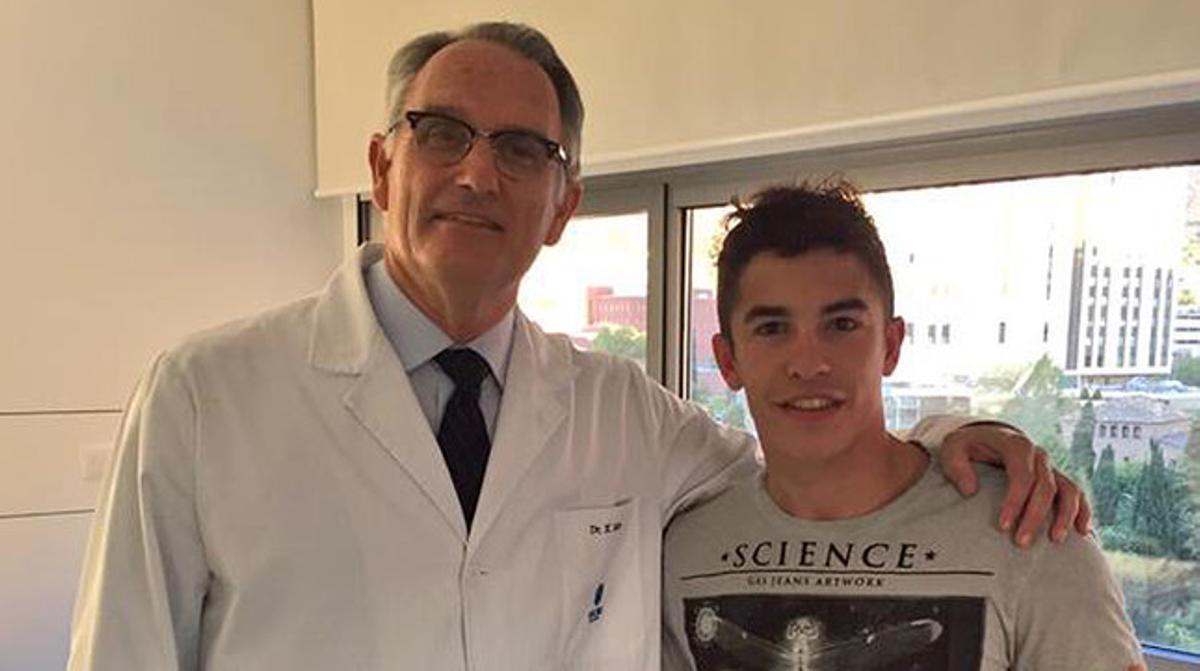 Marc Márquez, amb el doctor Xavier Mir, abans d’abandonar l’Institut Dexeus després de ser operat. Marc Márquez, amb el doctor Xavier Mir, abans d’abandonar l’Institut Dexeus després de ser operat.