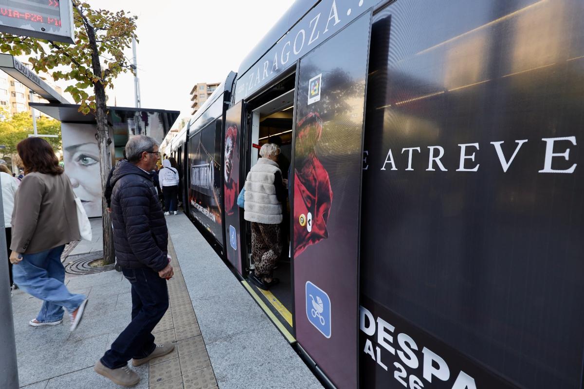 Un tranvía de Zaragoza cubierto de vinilos.