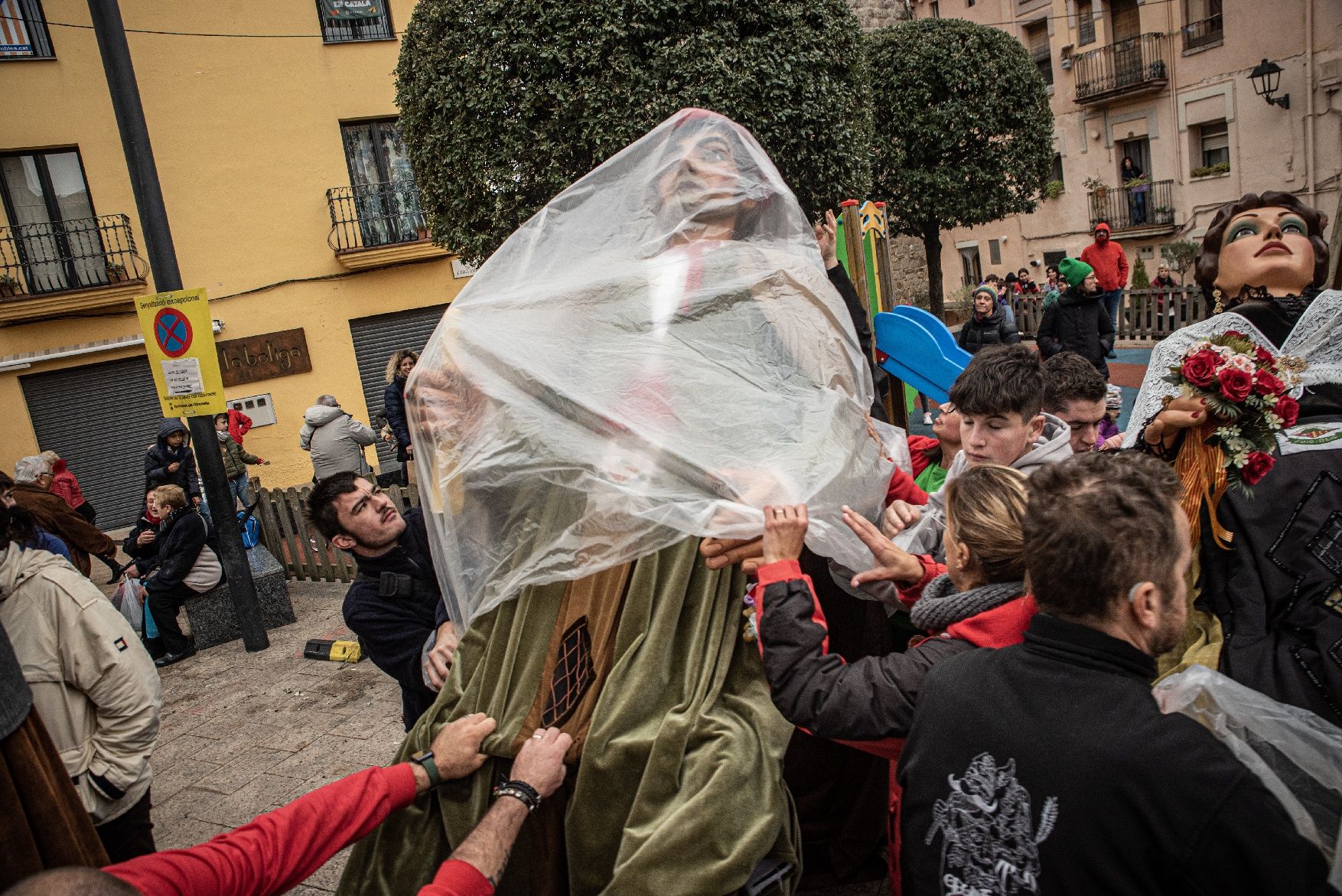 Gironella cuina i reparteix 100 quilos de blat de moro escairat