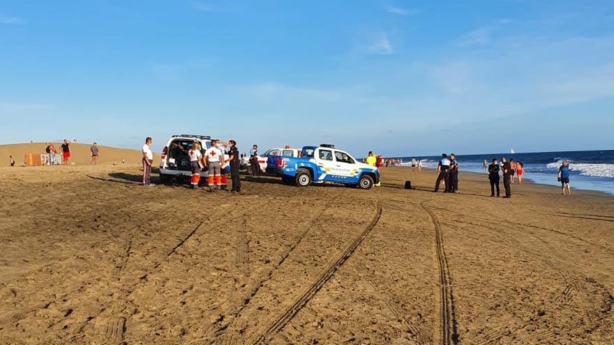 Los sanitarios atienden al bañista ahogado en Maspalomas.