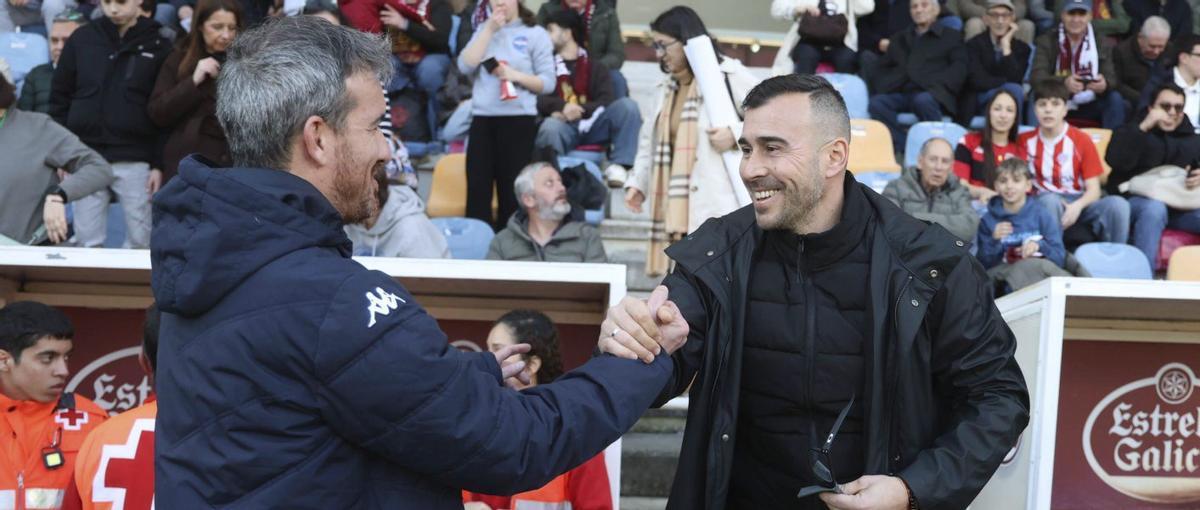 Rubén Domínguez y Yago Iglesias se saludan antes del partido.