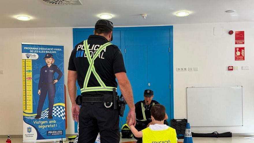 Agentes de la Policía Local de Andratx realizan una jornada de educación vial en la Escoleta Municipal Sol d’Andratx