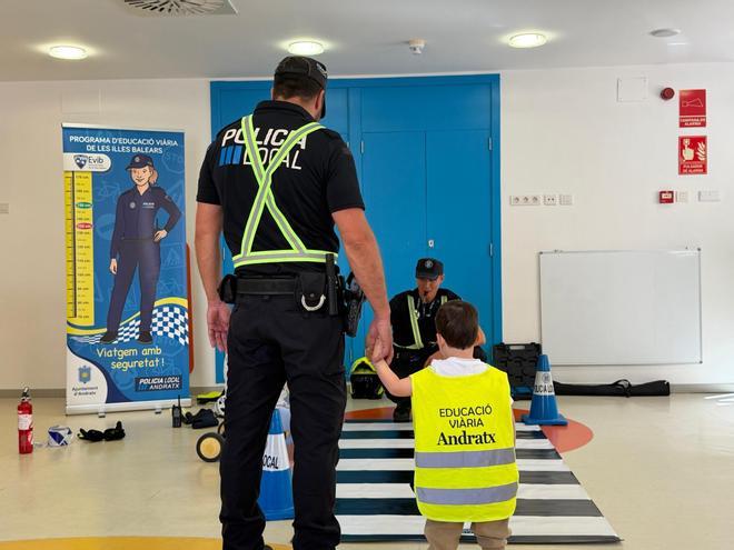 Agentes de la Policía Local de Andratx realizan una jornada de educación vial en la Escoleta Municipal Sol d’Andratx