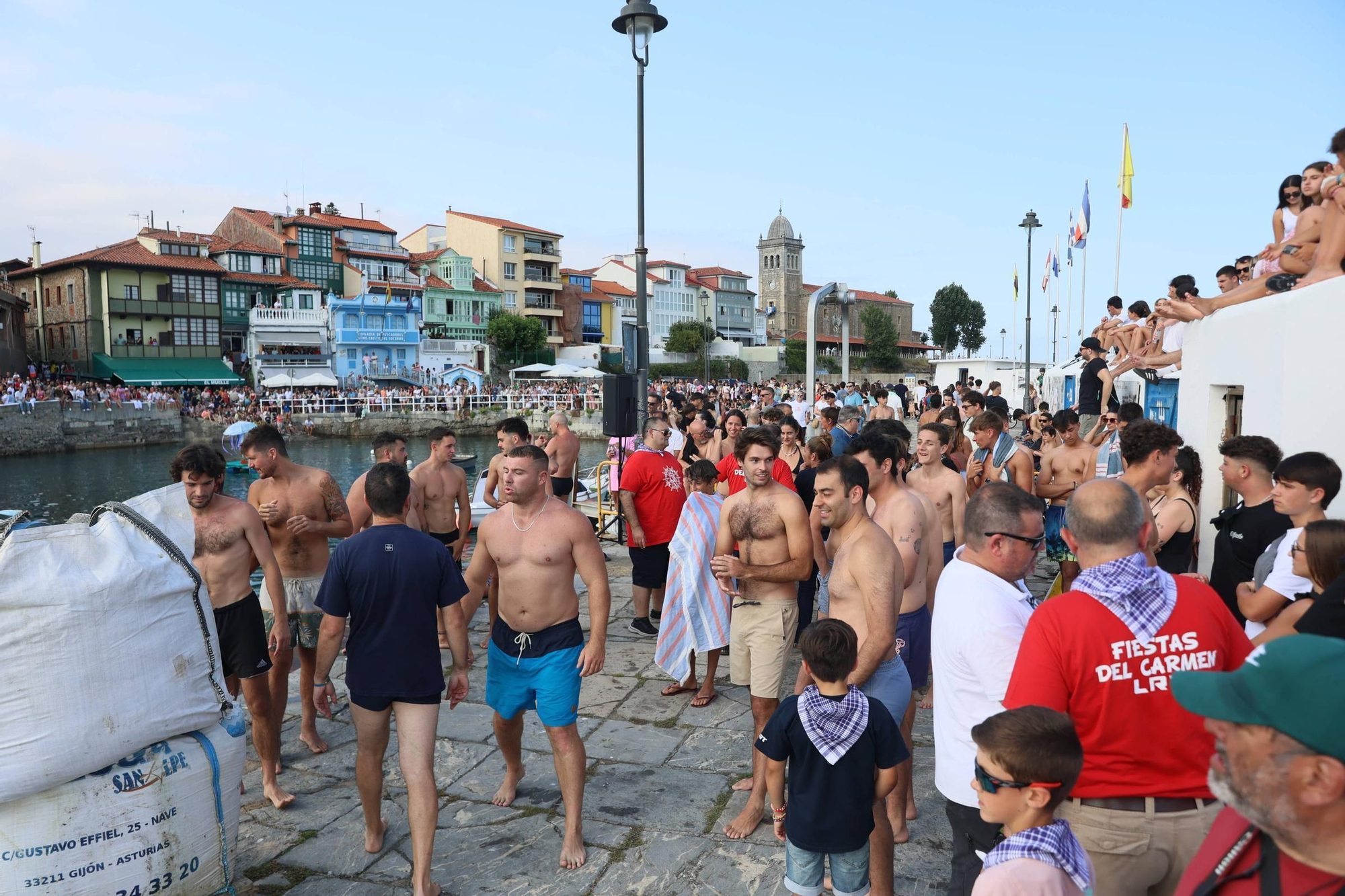 EN IMÁGENES: La multitudinaria cita de la cucaña en el Carmen de Luanco