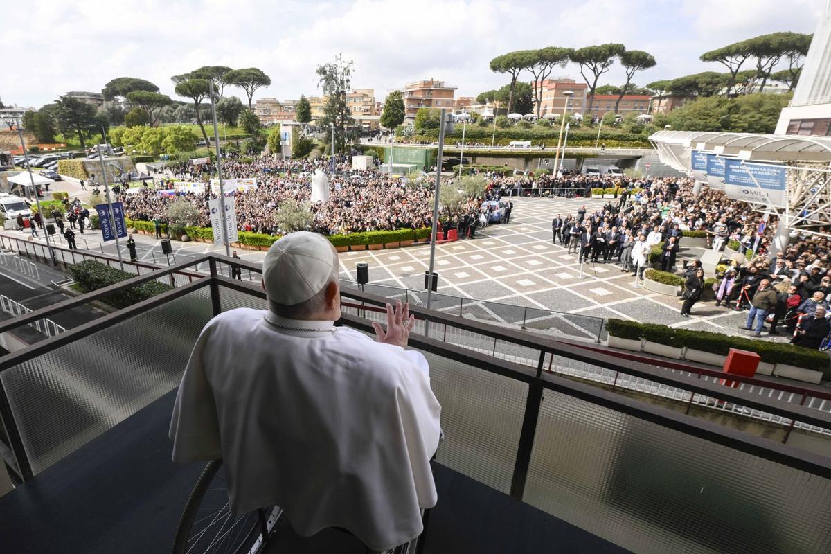 FILED - 23 March 2025, Italy, Rome: Pope Francis appears at a window of Rome's Gemelli Hospital after the traditional Angelus prayer. The 88-year-old pontiff made his first public appearance in five weeks before his discharge, having survived a severe case of pneumonia that twice threatened his life. Photo: Vatican Media/IPA via ZUMA Press/dpa 23/03/2025 ONLY FOR USE IN SPAIN. Vatican Media/IPA via ZUMA Press / DPA;Religion and Belief;religion;belief;customs and traditions;Week in Pictures - Italy