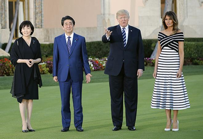 Melania Trump junto al Primer Ministro Shinzo Abe, su mujer Akie y Donald Trump