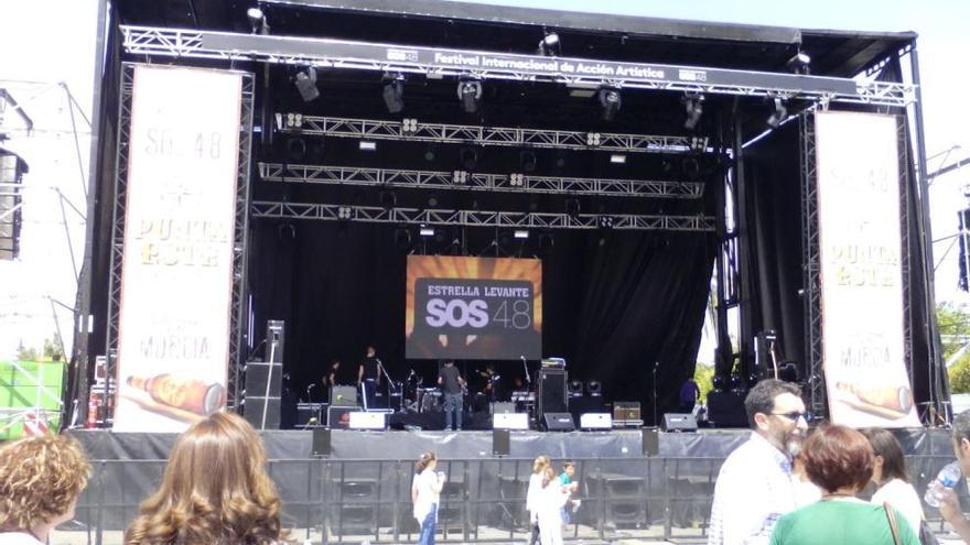 El escenario de los Aperitivos del SOS, vacío tras la cancelación del concierto de Kiko Veneno.
